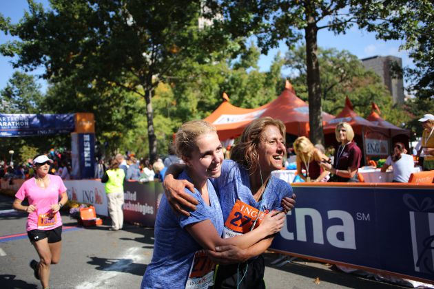 Muestras de satisfacción de dos corredoras tras terminar una maratón en Connecticut (USA). Muestras de satisfacción de dos corredoras tras terminar una maratón en Connecticut (USA).
