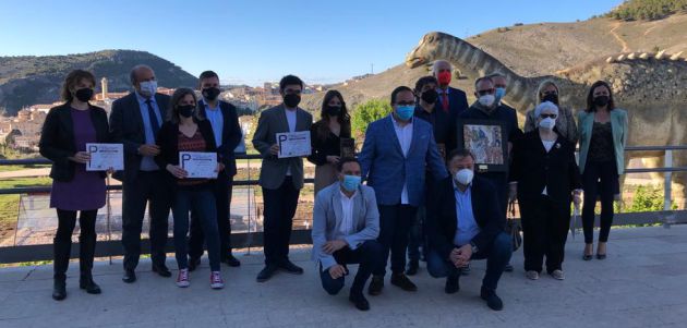 Foto de grupo de los premiados y representantes de las entidades patrocinadoras de los V Premios de Periodismo Local. Foto de grupo de los premiados y representantes de las entidades patrocinadoras de los V Premios de Periodismo Local.