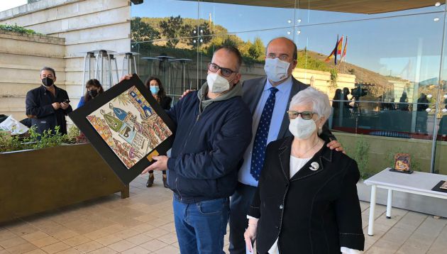 El hijo y la mujer de Paco Alarcón, junto al vicepresidente de la Junta de Castilla-La Mancha, José Luis Martínez Guijarro. El hijo y la mujer de Paco Alarcón, junto al vicepresidente de la Junta de Castilla-La Mancha, José Luis Martínez Guijarro.