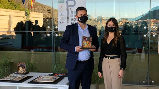Ariadna Burgos recibe el primer premio en la categoría de Periodista Novel de manos del director del centro comercial El Mirador, Diego Varela. Ariadna Burgos recibe el primer premio en la categoría de Periodista Novel de manos del director del centro comercial El Mirador, Diego Varela.