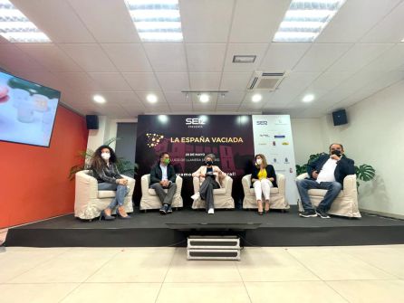 Mesa redonda 'No hay motivos para el pesimismo: 300 mensajes contra la despoblación'. Mesa redonda 'No hay motivos para el pesimismo: 300 mensajes contra la despoblación'.