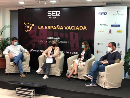 Mesa redonda con los alcaldes de Valdés, Ponga y Piloña. Mesa redonda con los alcaldes de Valdés, Ponga y Piloña.