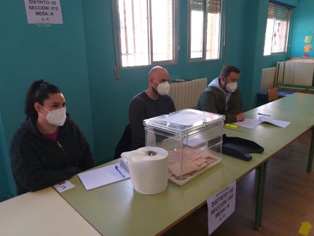 Una de las mesas electorales constituida en el colegio Lope de Vega de Fuenlabrada. Una de las mesas electorales constituida en el colegio Lope de Vega de Fuenlabrada.