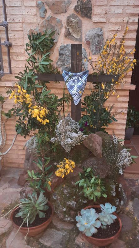 Más de 100 cruces decoran las terrazas y balcones de los vecinos Más de 100 cruces decoran las terrazas y balcones de los vecinos