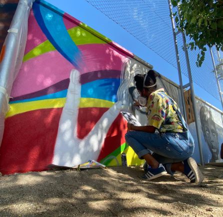 Cristina Domínguez pintando un mural Cristina Domínguez pintando un mural