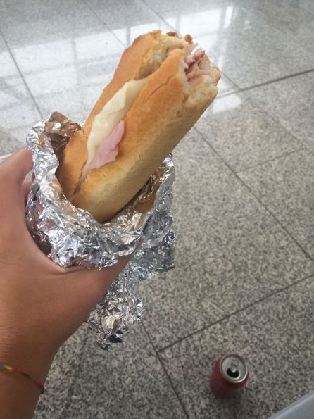 El bocadillo de york que RENFE entrega a los pasajeros afectados por la avería. El bocadillo de york que RENFE entrega a los pasajeros afectados por la avería.
