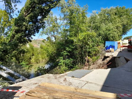 El derrumbe del punto de apoyo ha dejado un gran agujero tras el arrastre del terreno El derrumbe del punto de apoyo ha dejado un gran agujero tras el arrastre del terreno