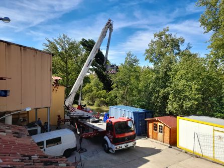Los bomberos han intervenido ante el riesgo de caida del árbol dañado por el impacto en la caida de las canalizaciones Los bomberos han intervenido ante el riesgo de caida del árbol dañado por el impacto en la caida de las canalizaciones