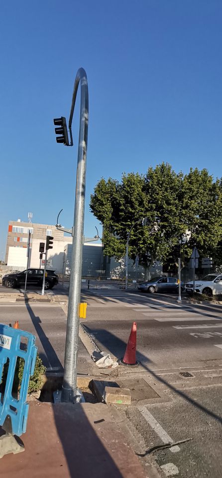 Semáforos con regulación para peatones en la ronda Este Semáforos con regulación para peatones en la ronda Este