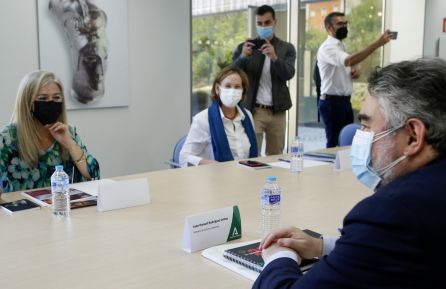 La consejera de Cultura, Patricia del Pozo, y el ministro de Cultura, José Manuel Rodríguez Uribes, durante la reunión de trabajo. La consejera de Cultura, Patricia del Pozo, y el ministro de Cultura, José Manuel Rodríguez Uribes, durante la reunión de trabajo.