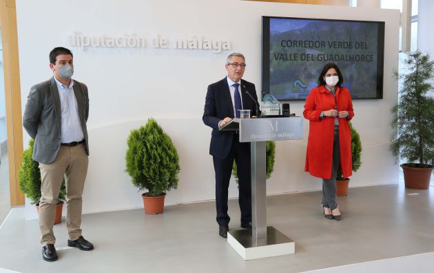Salado junto con la vicepresidente Margarita del Cid y el diputado de Medio Ambiente Salado junto con la vicepresidente Margarita del Cid y el diputado de Medio Ambiente