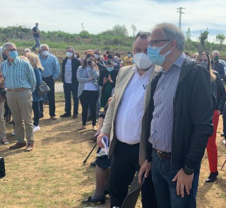 El presidente de la Diputación y alcalde de Camponaraya, Eduardo Morán, conversa con el alcalde de Ponferrada, Olegario Ramón antes de empezar el acto El presidente de la Diputación y alcalde de Camponaraya, Eduardo Morán, conversa con el alcalde de Ponferrada, Olegario Ramón antes de empezar el acto