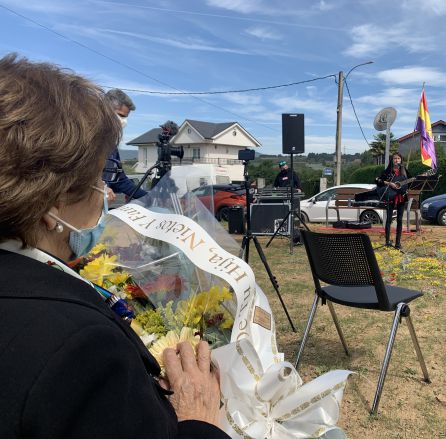 La cantautora Isabel Revilla puso música al acto cargado de momentos emotivos de los familiares La cantautora Isabel Revilla puso música al acto cargado de momentos emotivos de los familiares