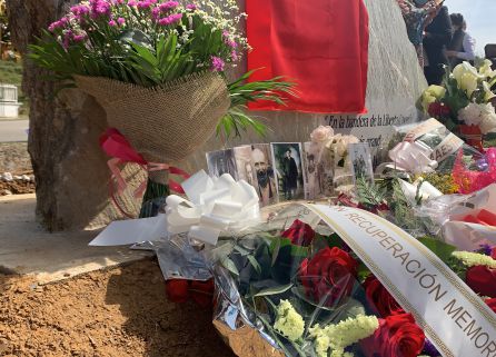 El monolito se llenó de flores para recuperar la memoria El monolito se llenó de flores para recuperar la memoria