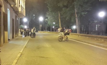 Grupos de chavales se reunieron en los accesos al Barriles poco después de las doce para celebrar el fin del toque de queda Grupos de chavales se reunieron en los accesos al Barriles poco después de las doce para celebrar el fin del toque de queda