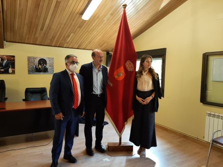 Junto a la bandera Junto a la bandera