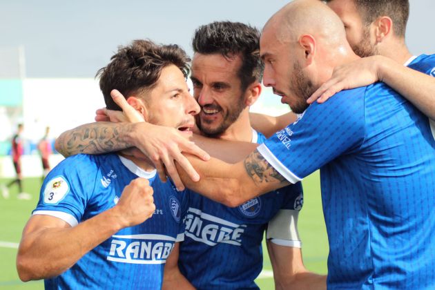 Javilillo es felicitado por sus compañeros tras el golazo Javilillo es felicitado por sus compañeros tras el golazo
