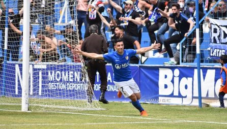 Hugo Díaz, autor del gol ante el Sanluqueño que da el campeonato al Linares. Hugo Díaz, autor del gol ante el Sanluqueño que da el campeonato al Linares.