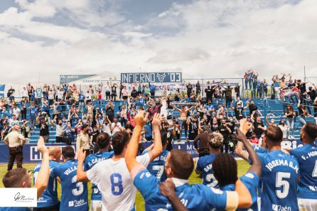 Los jugadores celebran, con la afición, el liderato conseguido en el Grupo IV. Los jugadores celebran, con la afición, el liderato conseguido en el Grupo IV.