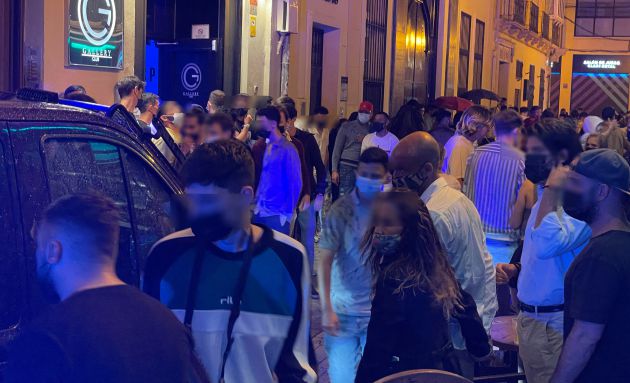 Jóvenes este sábado de madrugada en el centro de Málaga Jóvenes este sábado de madrugada en el centro de Málaga
