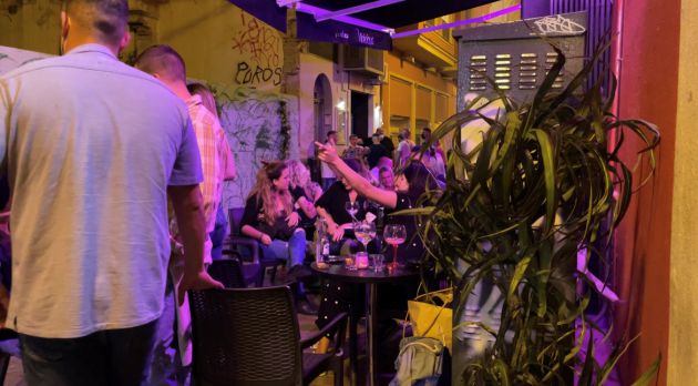 Clientes en una terraza este sábado noche en el centro de Málaga Clientes en una terraza este sábado noche en el centro de Málaga