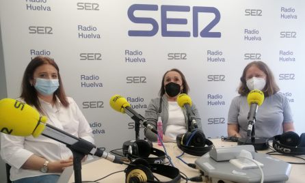 De izquierda a derecha: Lourdes De Zárraga, presidenta de la asociación Fibronuba; Felicitas Coronado, tesorera y Encarni, paciente que sufre la enfermedad de fatiga crónica De izquierda a derecha: Lourdes De Zárraga, presidenta de la asociación Fibronuba; Felicitas Coronado, tesorera y Encarni, paciente que sufre la enfermedad de fatiga crónica