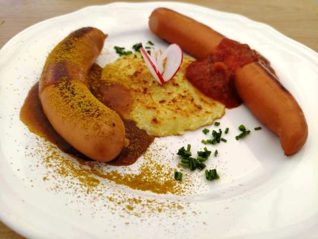 Salchichas a la parrilla con dos salsas: ketchup-curry y salsa barbacoa con tortita de patatas Salchichas a la parrilla con dos salsas: ketchup-curry y salsa barbacoa con tortita de patatas