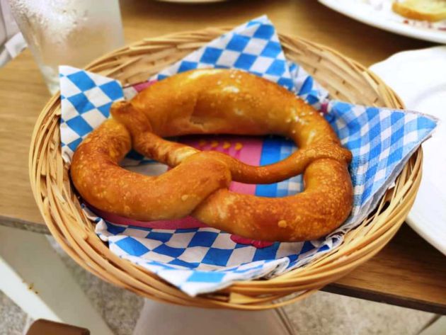 Bretzel o pan alemán en forma de lazo salado Bretzel o pan alemán en forma de lazo salado