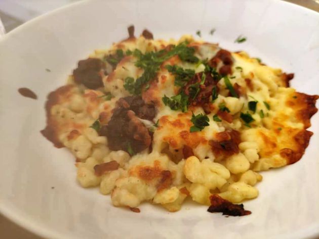 Käsespätzle o pasta fresca alemana con cebolla frita, emmental y gouda gratinado Käsespätzle o pasta fresca alemana con cebolla frita, emmental y gouda gratinado