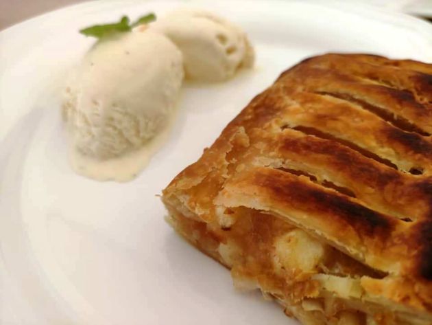 Strudel de manzana con helado de vainilla Strudel de manzana con helado de vainilla