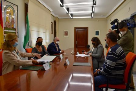 Momento de la firma del convenio, alcaldesa de Jódar, Mª Teresa García, a la derecha, Secretaria general de Vivienda, Alicia Martínez, a la izquierda Momento de la firma del convenio, alcaldesa de Jódar, Mª Teresa García, a la derecha, Secretaria general de Vivienda, Alicia Martínez, a la izquierda