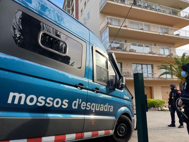 Despliegue policial para neutralizar a la red que ha creado y vendido más de un millar de carnés de conducir usando las bases de datos de la DGT. Despliegue policial para neutralizar a la red que ha creado y vendido más de un millar de carnés de conducir usando las bases de datos de la DGT.