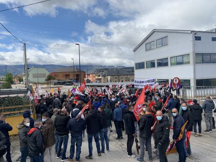 Concentración a las puertas de la empresa Concentración a las puertas de la empresa