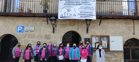 Pancarta en el ayuntamiento de La Iruela que tambien iluminará su fachada Pancarta en el ayuntamiento de La Iruela que tambien iluminará su fachada
