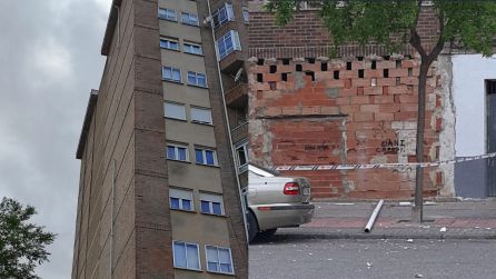 El edificio, sin el cacho de tubería caído que figura en el suelo El edificio, sin el cacho de tubería caído que figura en el suelo