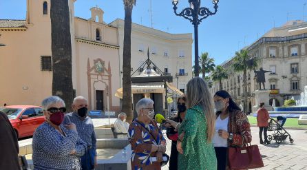 Tere y Manolo, dos mayores que lograron superar juntos el confinamiento. Él, con la compañía de su mujer y ella, componiendo poesía Tere y Manolo, dos mayores que lograron superar juntos el confinamiento. Él, con la compañía de su mujer y ella, componiendo poesía