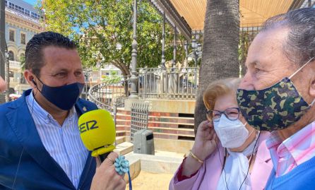 Chari y Salvador se sorprende con la visita de Nono Ortíz, Hermano Mayor de la Hermandad de Emigrantes Chari y Salvador se sorprende con la visita de Nono Ortíz, Hermano Mayor de la Hermandad de Emigrantes