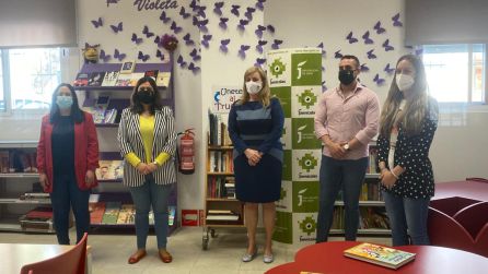 Momento de la visita a la Biblioteca Municipal, diputada, Pilar Lara en el cetnro, la alcaldesa, Mª Teresa García a su izquierda Momento de la visita a la Biblioteca Municipal, diputada, Pilar Lara en el cetnro, la alcaldesa, Mª Teresa García a su izquierda