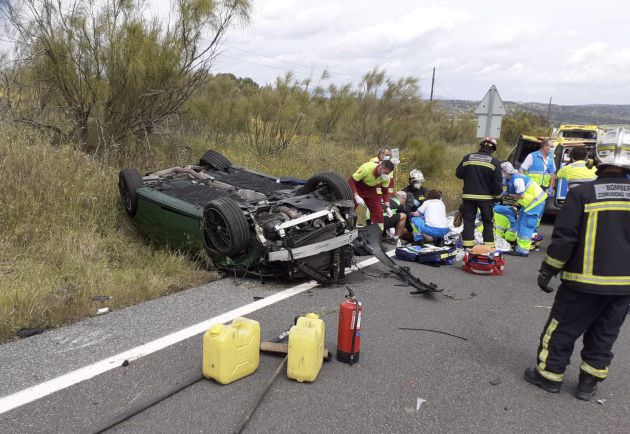 Accidente en la M-522 en Quijorna. Vehículo volcado con conductor en parada respiratoria atendido por sanitarios del SAMUR fuera de servicio. Accidente en la M-522 en Quijorna. Vehículo volcado con conductor en parada respiratoria atendido por sanitarios del SAMUR fuera de servicio.
