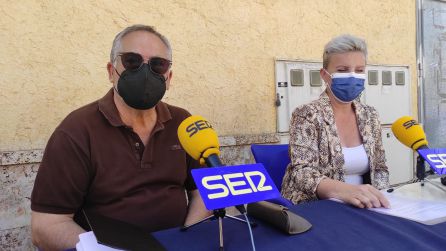 Cesáreo Segura, presidente del Grupo de Teatro La Aurora, y Rosa Fernández, presidenta de la Junta de Vecinos de Pozo Estrecho Cesáreo Segura, presidente del Grupo de Teatro La Aurora, y Rosa Fernández, presidenta de la Junta de Vecinos de Pozo Estrecho