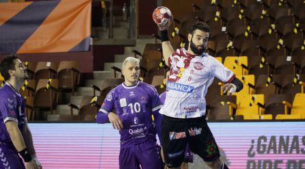 Marchán lanza contra la porteria del Guadalajara Marchán lanza contra la porteria del Guadalajara