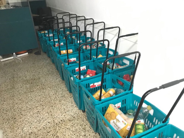 Los carros de Mallorca Sense Fam aguardan para ser recogidos por los beneficiarios. Los carros de Mallorca Sense Fam aguardan para ser recogidos por los beneficiarios.