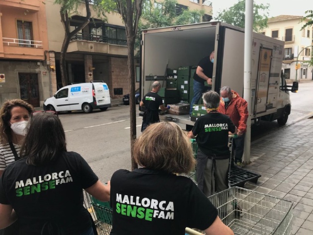 Los voluntarios de Mallorca Sense Fam descargan el camión de los Lion Club para colocar los alimentos en la sede. Los voluntarios de Mallorca Sense Fam descargan el camión de los Lion Club para colocar los alimentos en la sede.