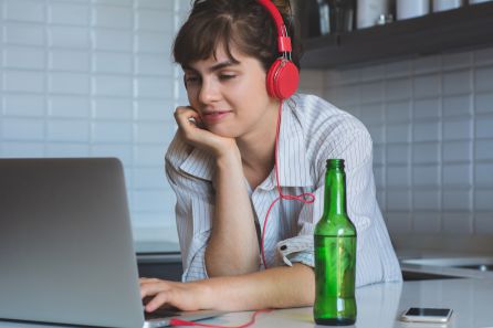 Una persona se toma una cerveza durante una videoconferencia Una persona se toma una cerveza durante una videoconferencia