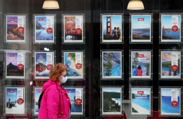 Las agencias de viajes hacen reservas también para las vacaciones de verano. Las agencias de viajes hacen reservas también para las vacaciones de verano.