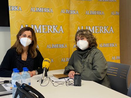 Paula Díaz-Caneja (izq.) en las instalaciones de Alimerka en Llanera junto a Paloma Llanos (dcha). Paula Díaz-Caneja (izq.) en las instalaciones de Alimerka en Llanera junto a Paloma Llanos (dcha).