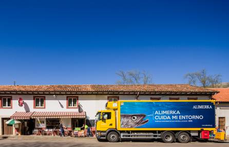 Camión de Alimerka repartiendo en zona rural Camión de Alimerka repartiendo en zona rural