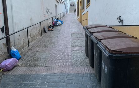 Bolsas de basura tiradas en el suelo en la calle Las Cumbres. Bolsas de basura tiradas en el suelo en la calle Las Cumbres.
