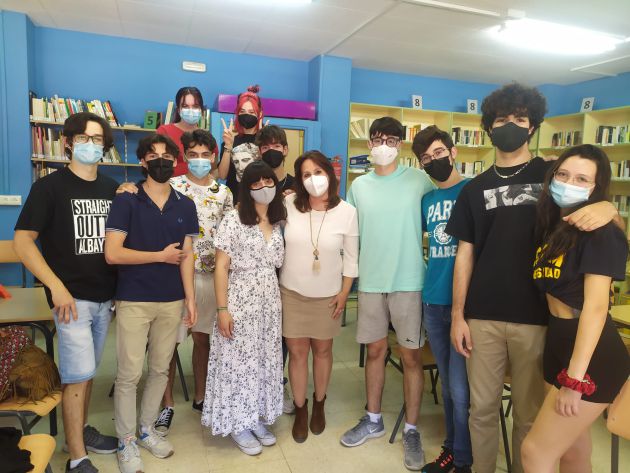Mercedes Escavy (en el centro de la imagen), coordinadora del programa ADICTLESCENTES, junto a los alumnos que lo desarrollan Mercedes Escavy (en el centro de la imagen), coordinadora del programa ADICTLESCENTES, junto a los alumnos que lo desarrollan