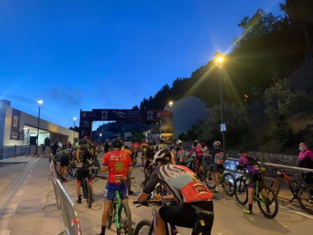 Con las primeras luces del día a las siete de la mañana salida de carrera Con las primeras luces del día a las siete de la mañana salida de carrera